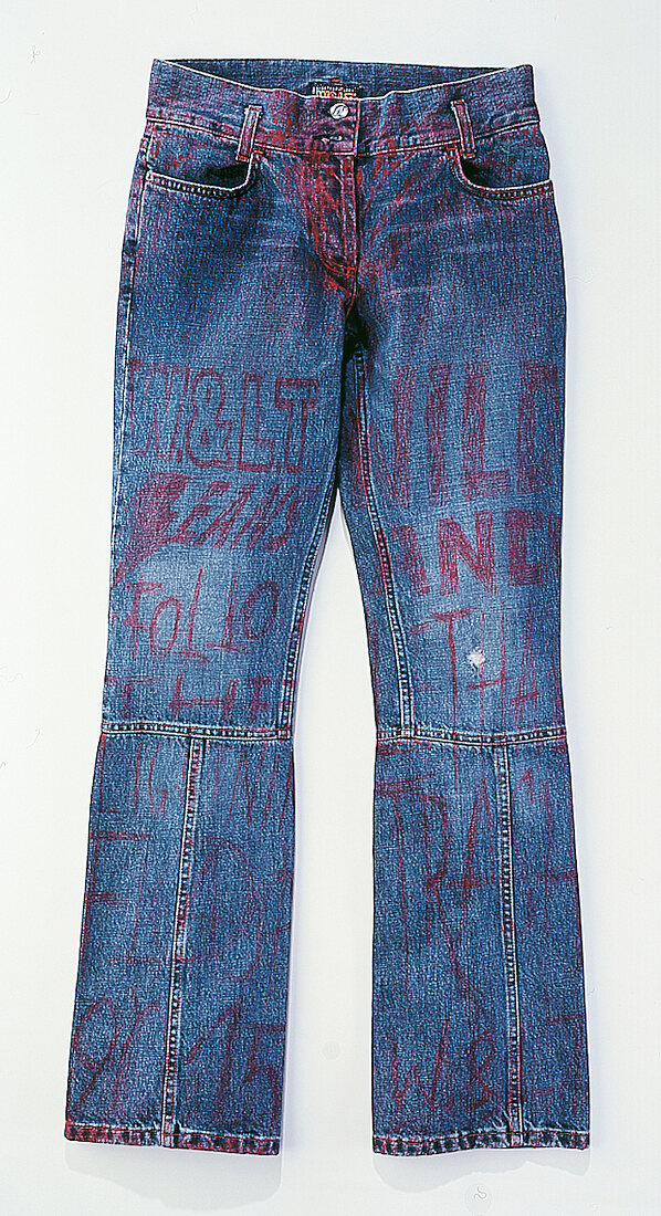 Blaue Jeans mit Nähten, mit roten Buchstaben bemalt