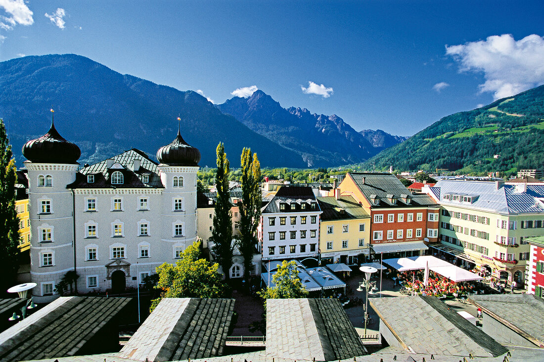 Hauptplatz von Lienz mit Blick auf die Dolomiten, Osttirol
