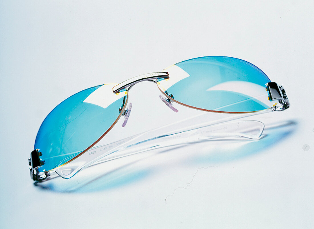 Sonnenbrille, Gläser blau, Fassung transparent