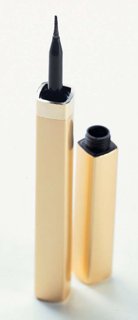 Dunkler Eyeliner: Helena Rubinstein 