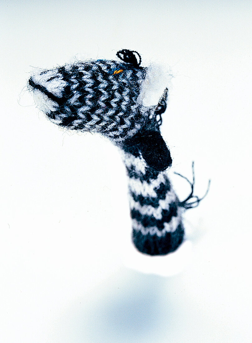 Fingerpuppe Tier gestrickt in Schwarz-Weiß