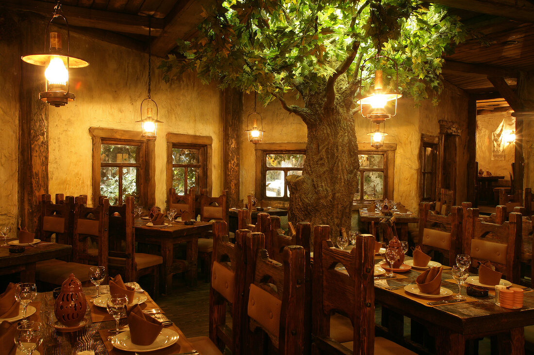 Restaurant Shinok in Moskau Tische und Stühle, Baum