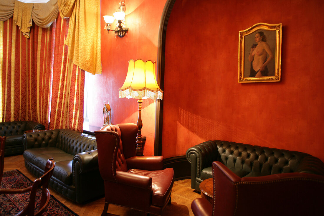 ZDL Club Restaurant in Moskau von innen, Saal in rot im Palais