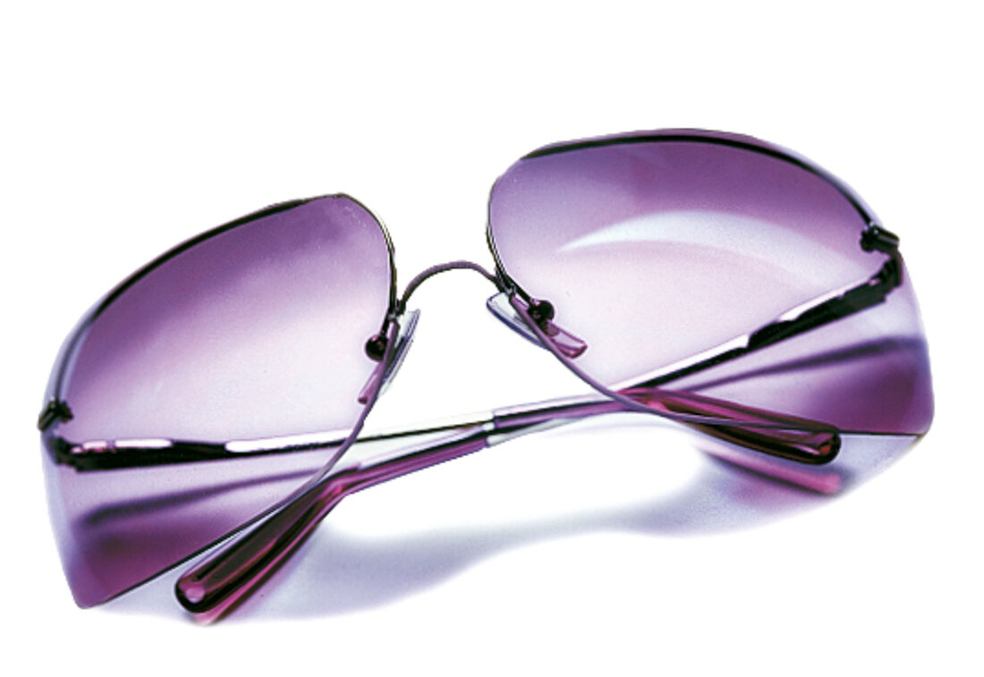 Sonnenbrille mit lila Gläsern von Calvin Klein.