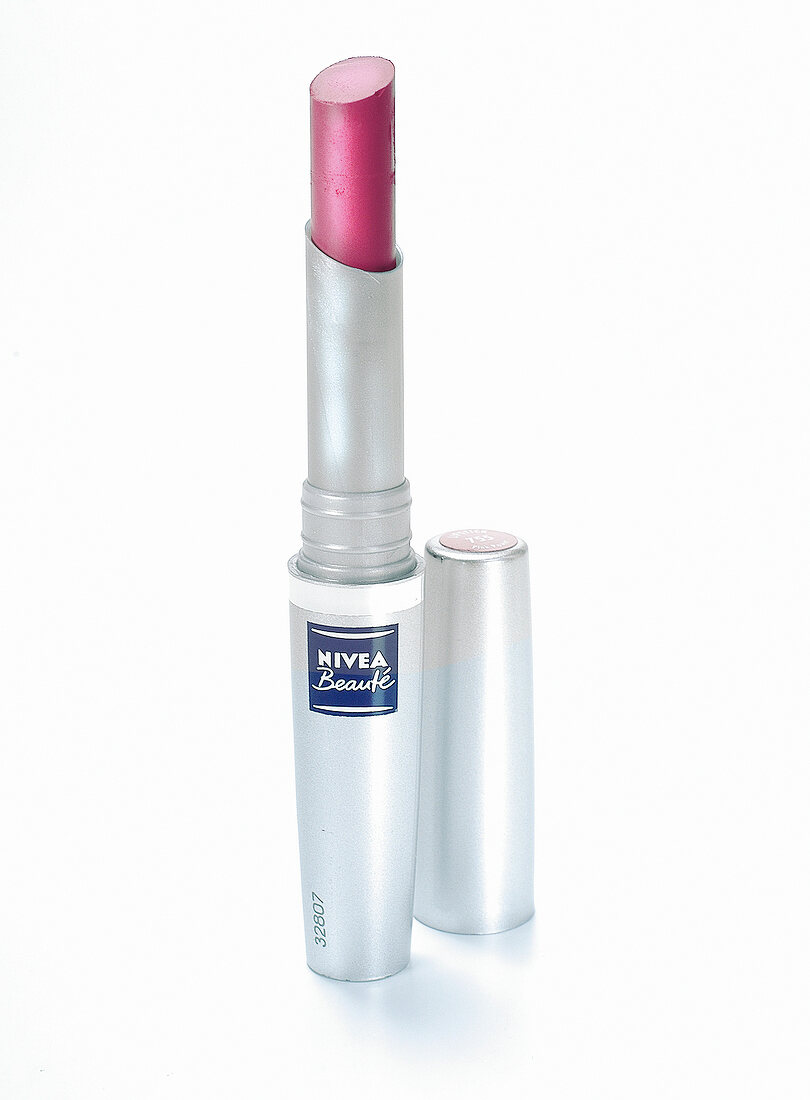 Freisteller: Pinker Lippenstift in silberner Hülle von Nivea Beaute