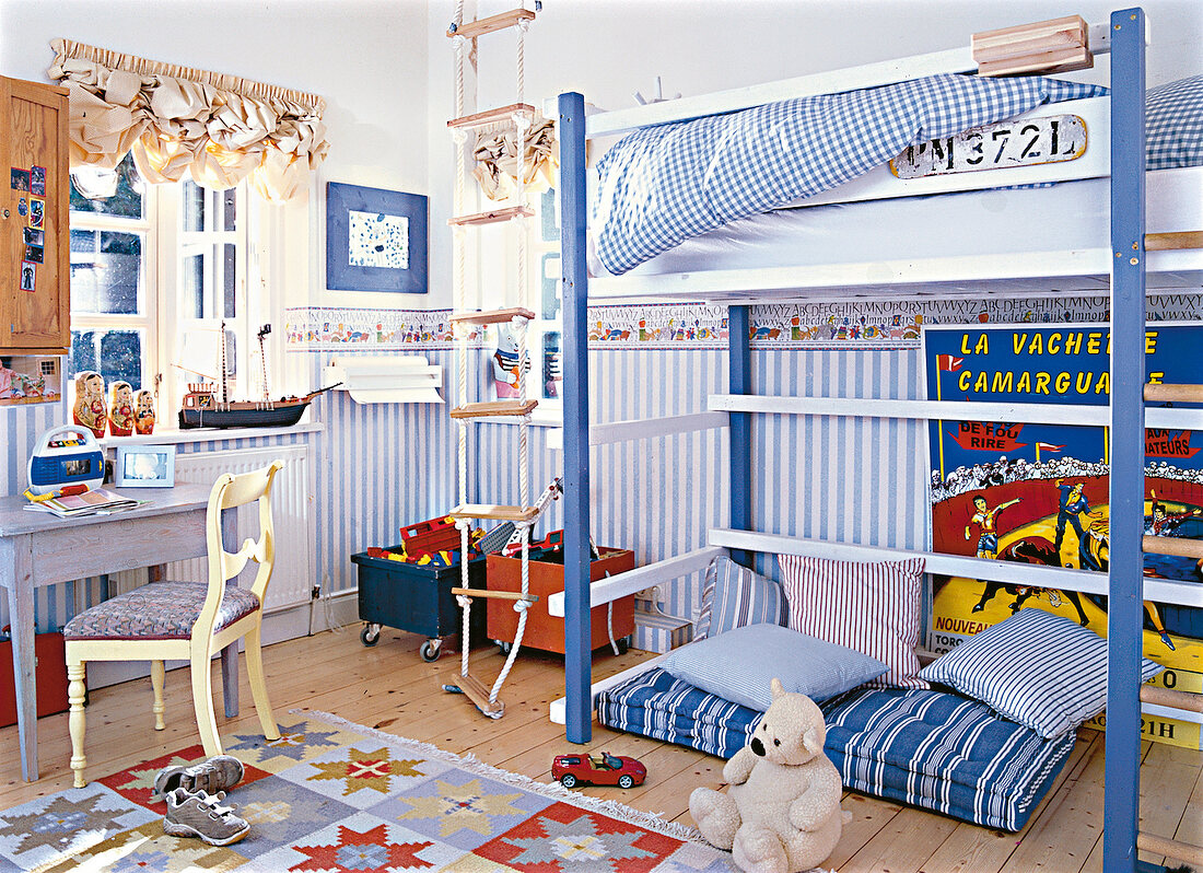 Kinder-Hochbett in Blau-Weiß, unten Kusschelecke mit Kissen