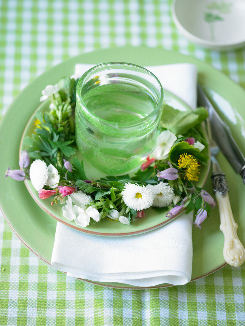 Glas kreisförmig dekoriert mit Blüten von Frühlingsblumen