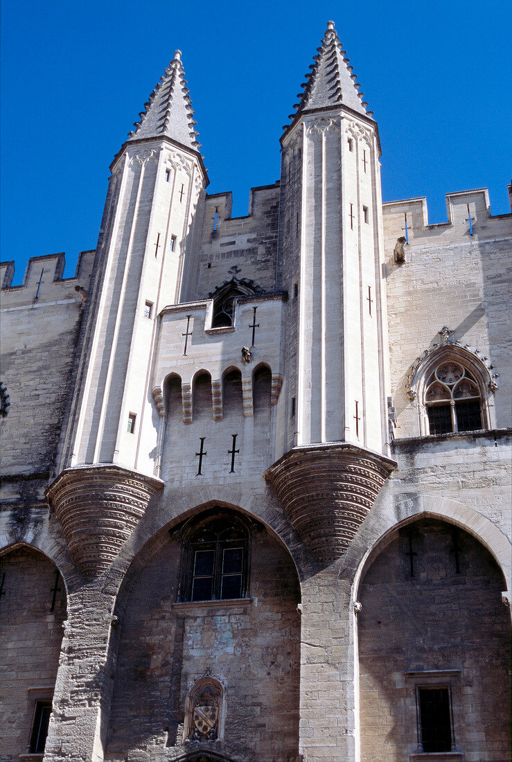 Kathedrale Saint-Siffrein aus hellem Sandstein in Carpentras, Provence