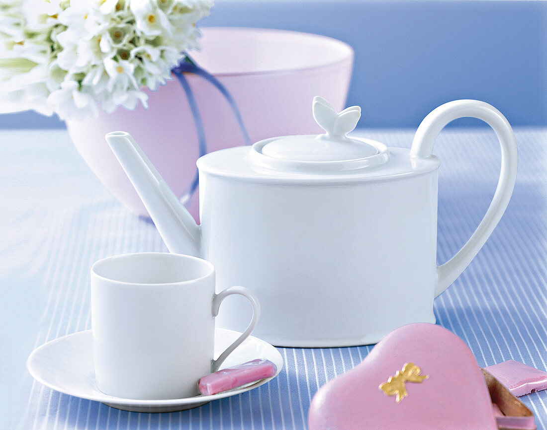 weiße Teekanne mit einem Schmetterling-Deckel, Tasse, Schale