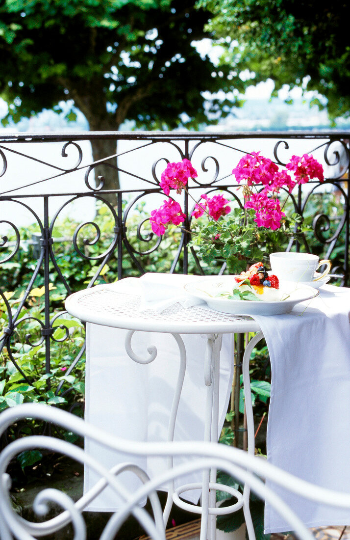 Weiß gedeckter Tisch auf d. Terrasse mit Blick auf den Bodensee