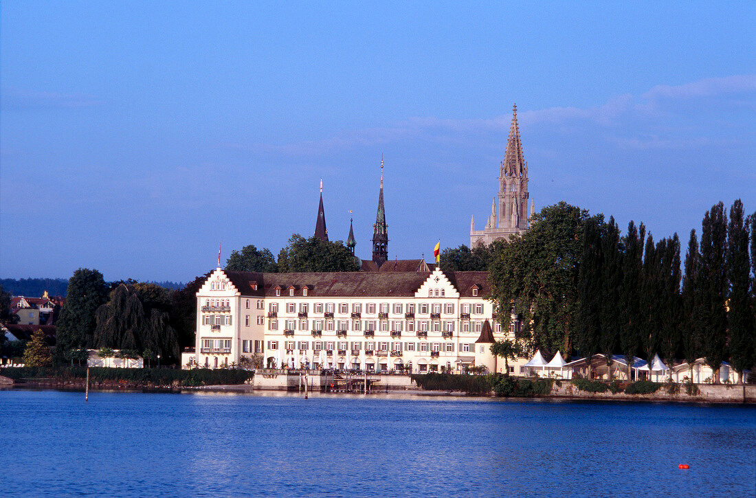 Blick über den Bodensee auf das Hotel "Villa Barleben"