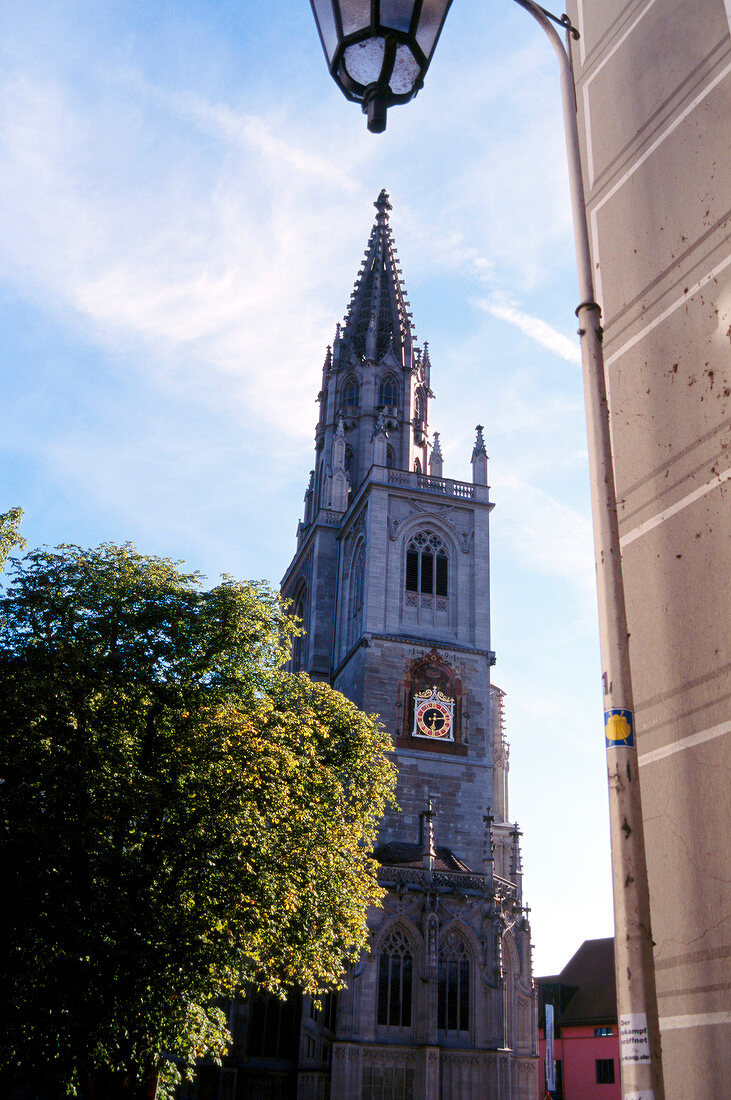 Ein Kirchturm in Konstanz unter blauem Himmel