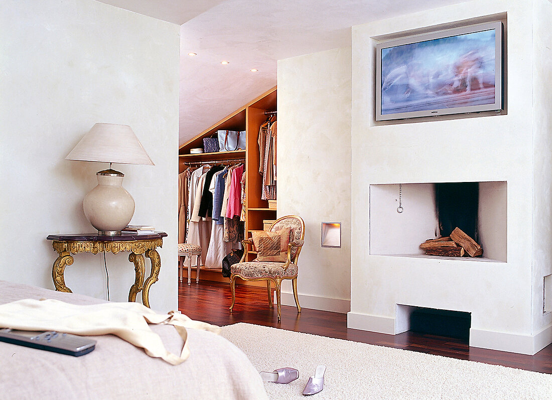 Helles Schlafzimmer, weißer Kamin, integrierter TV Flachbildschirm