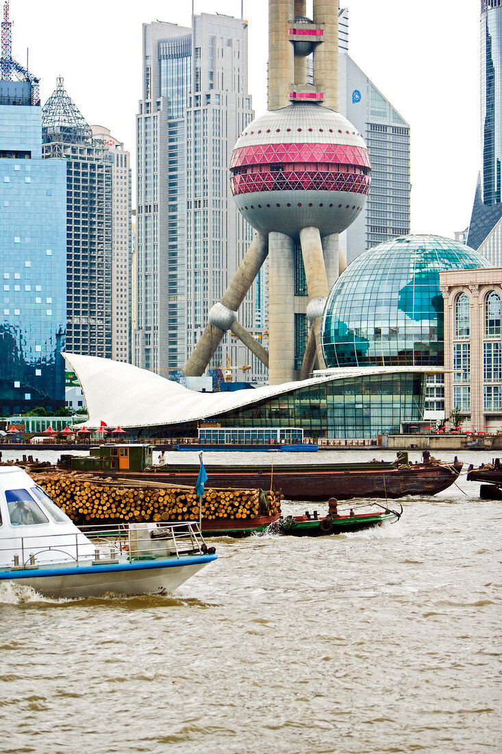 Shanghai, Skyline,  Huangpu-Fluss vor dem Fernsehturm, Boote, Schiffe