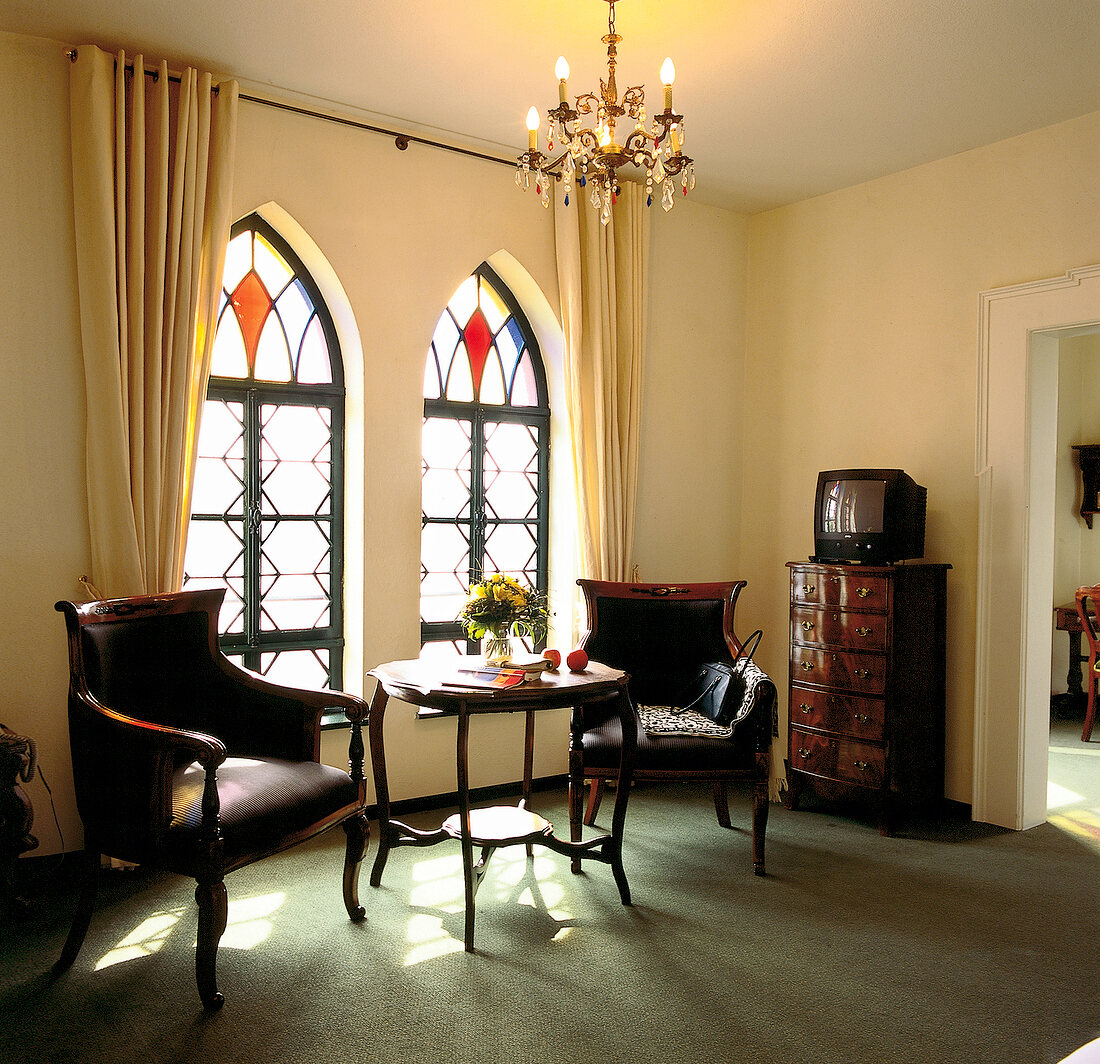 Rustikales Zimmer im "Burg Crass", Buntglasfenster und altes Mobiliar