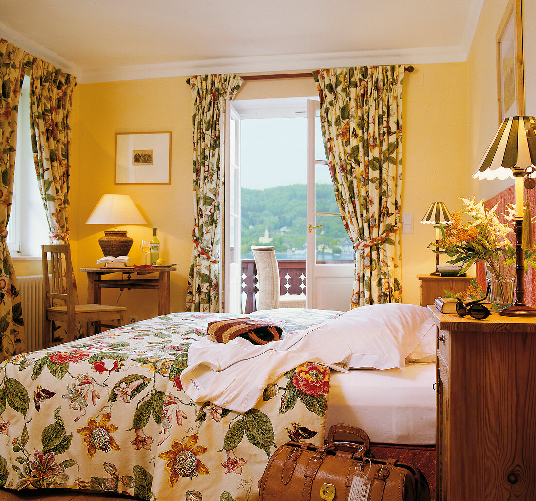 Schlafzimmer, Vorhänge und Tages- decke mit Blumenmotiv