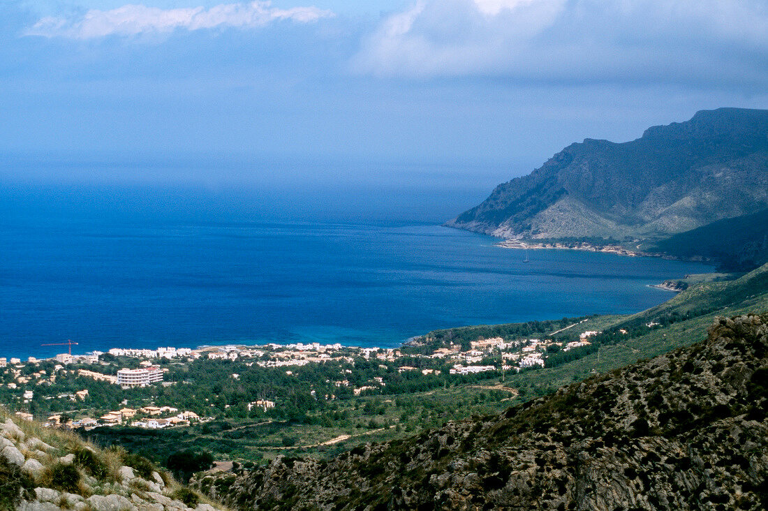 Blick von einem Berg über die Insel Mallorca, Felsen, Meer u. Wolken.