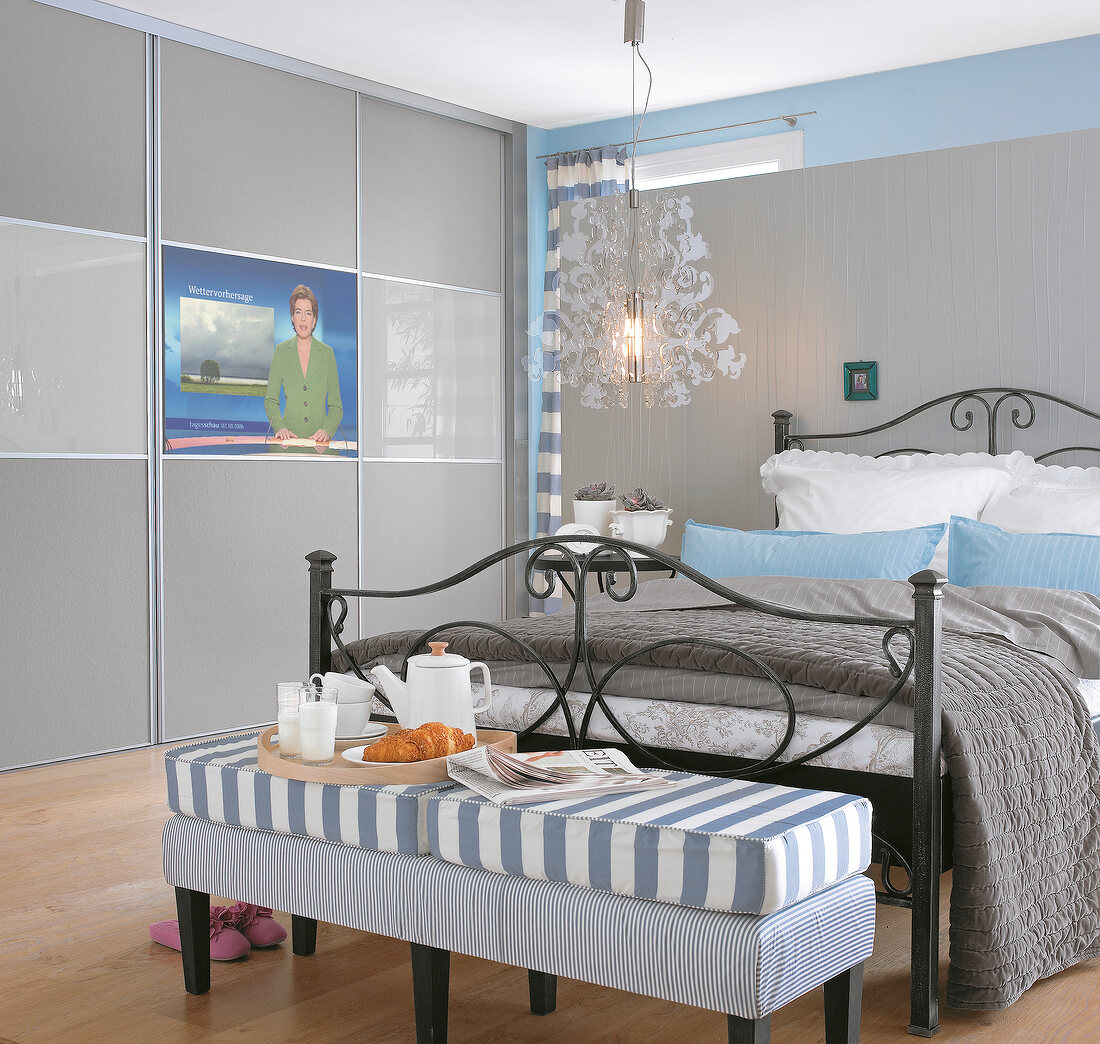 Schlafzimmer in Grau-Blau, Bett nostalgisch, Schrank als Bildschirm