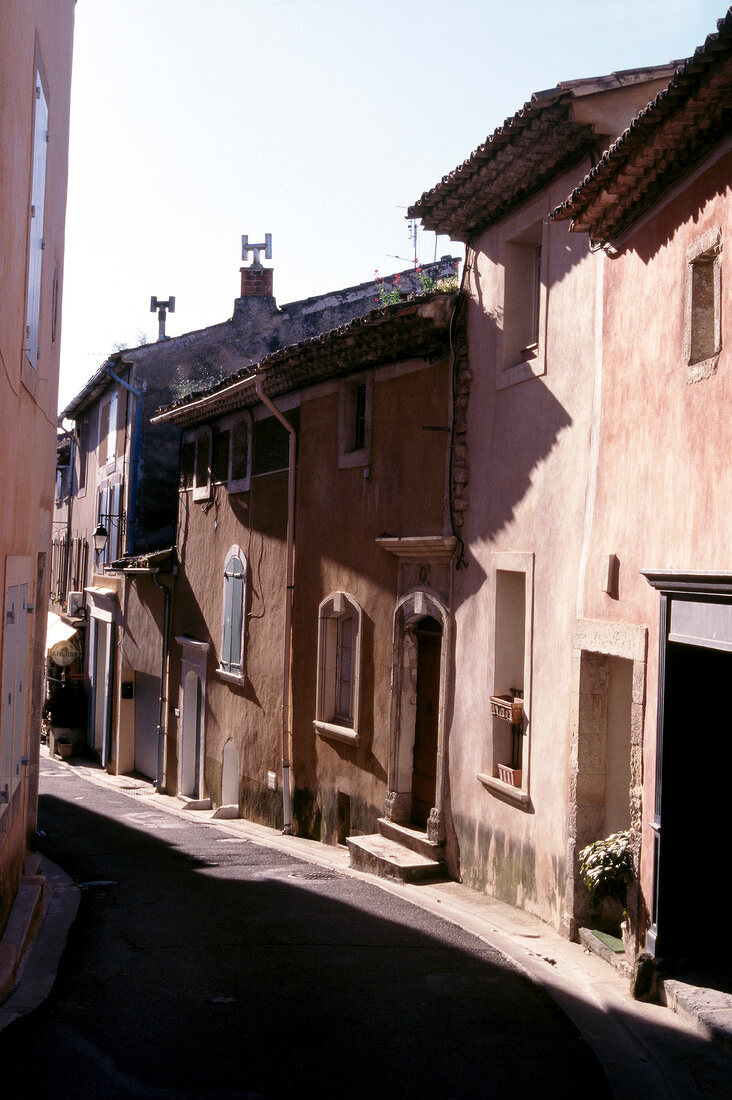 Blick in eine schmale Straße mit alten kleinen Häusern.