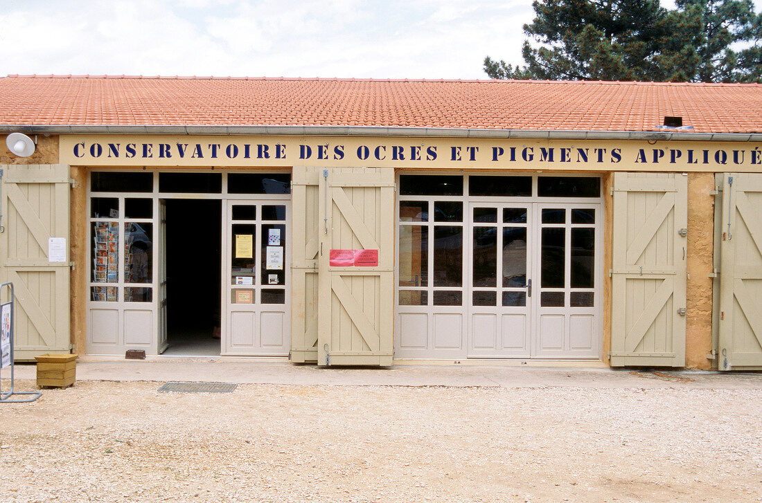 Fassade eines Farbengeschäftes in Lubéron in der Provence.