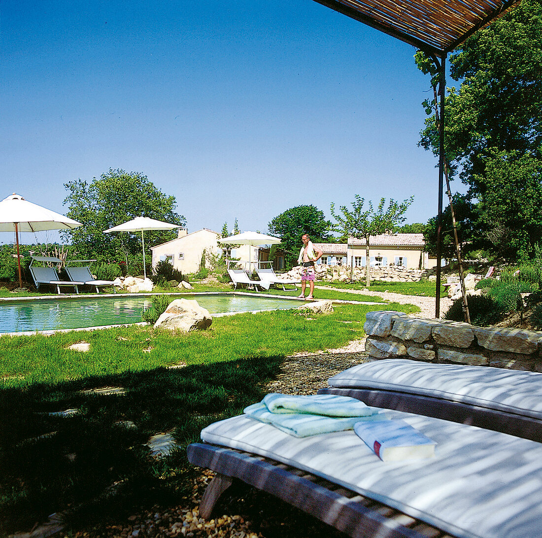 Swimming-Pool mit Liegen und Sonnenschirmen vom Hotel "Le Buisson"