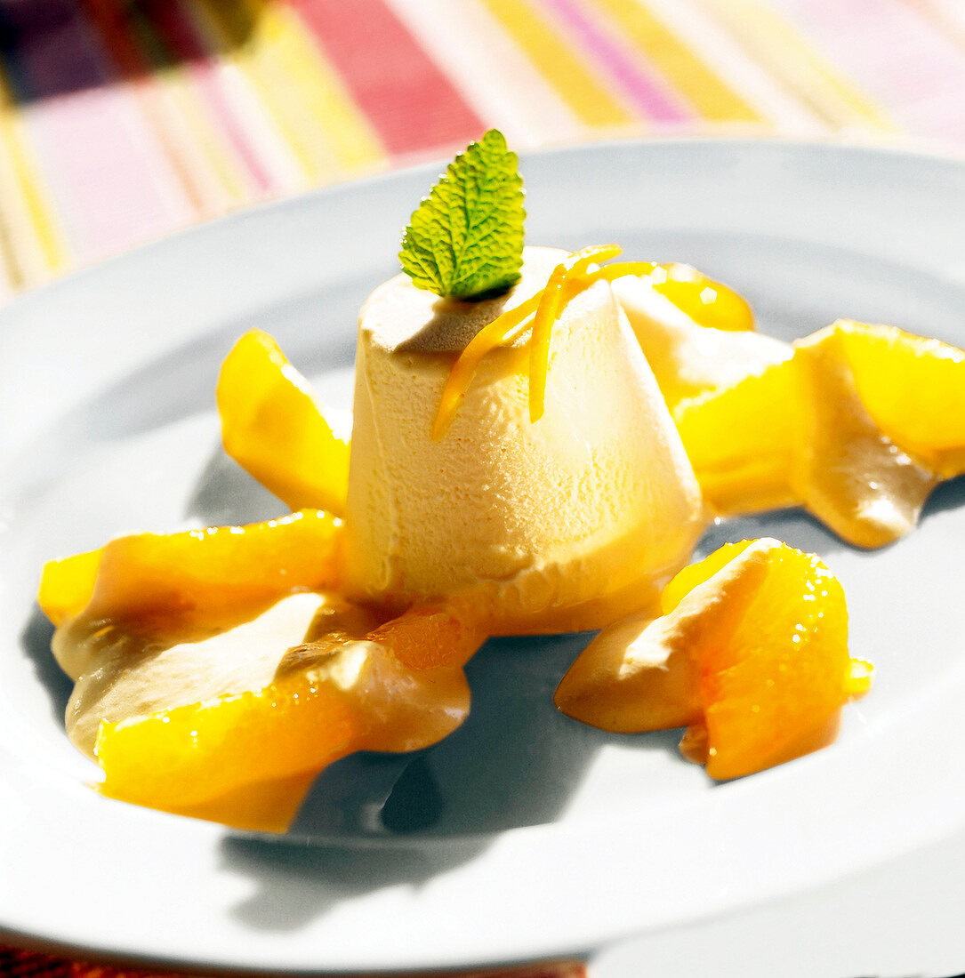 Dessert: Dreierlei von Orange Parfait, Sabayon und Filets, gelb