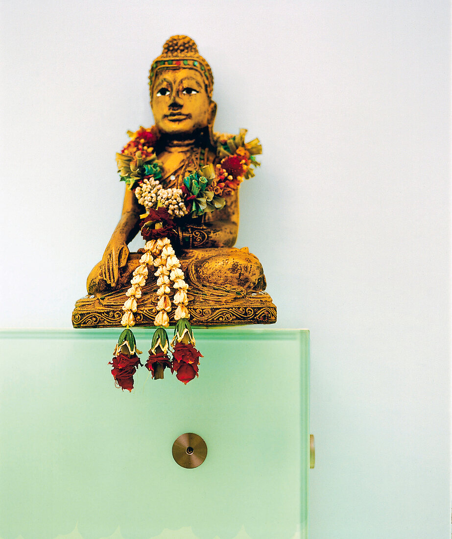 Buddha mit einer Blumenkette. 