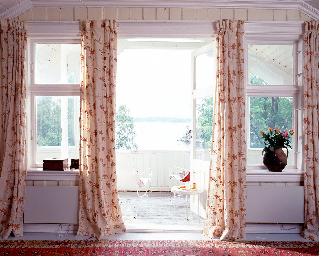 Blick auf die Veranda und über die Landschaft Norwegens.