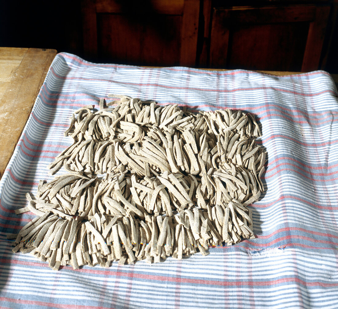 Strips of sliced buckwheat dough on cloth, step 6