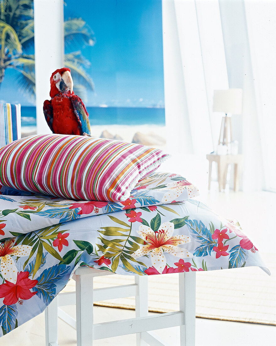 Bettwäsche mit Streifen und exotischen Blüten, Papagei