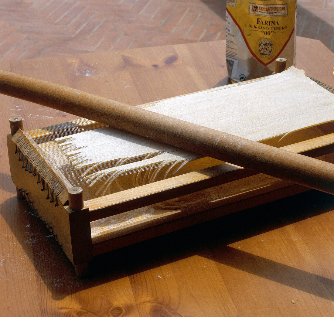 Teigwaren. Die "Chitarra", ein Gerät zum manuellen Nudel Schneiden