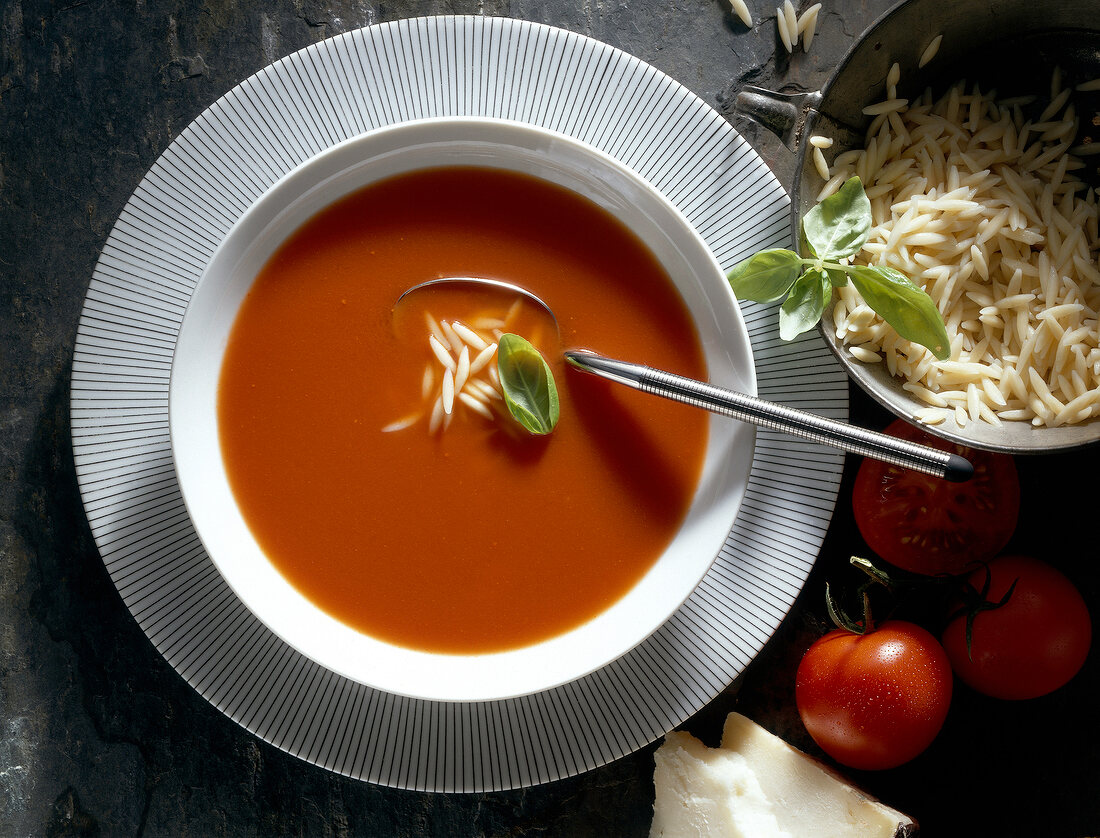 Teigwaren. Griechische Tomaten suppe mit Nudeln