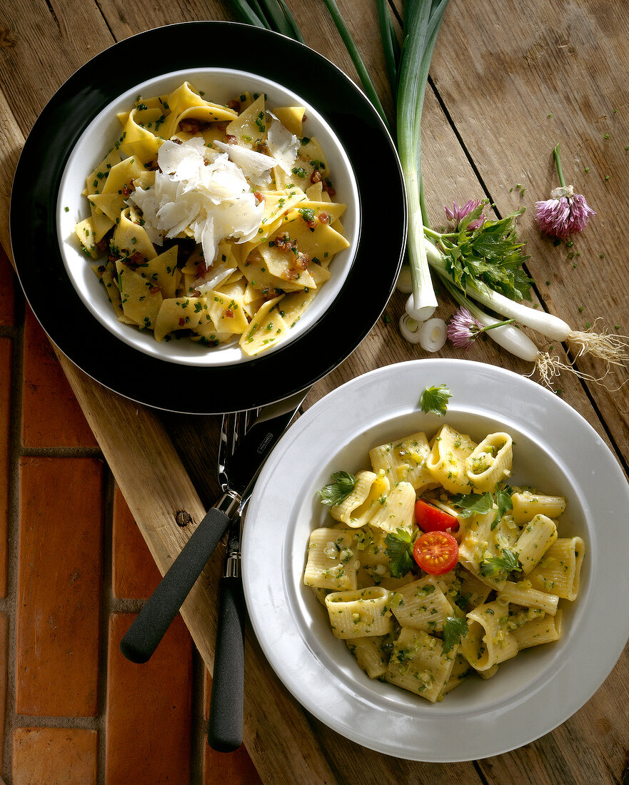 Teigwaren. Maltagliati und Mezze maniche mit Kräutern