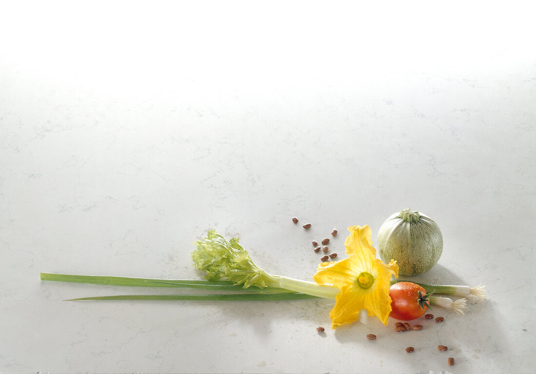 Teigwaren. Ein Zucchiniblüte, eine Tomate, Frühlingszwiebeln