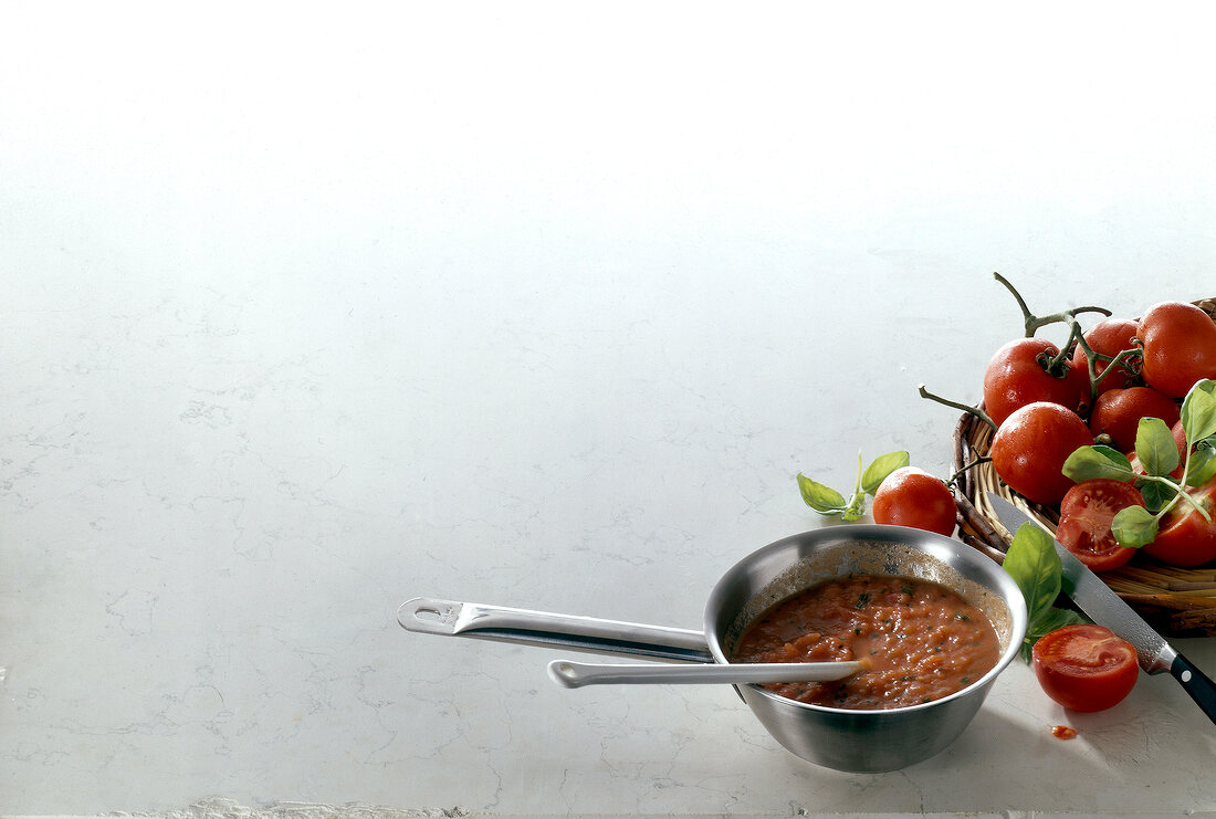 Teigwaren. Tomatensauce im Topf, frische Tomaten, Basilikum