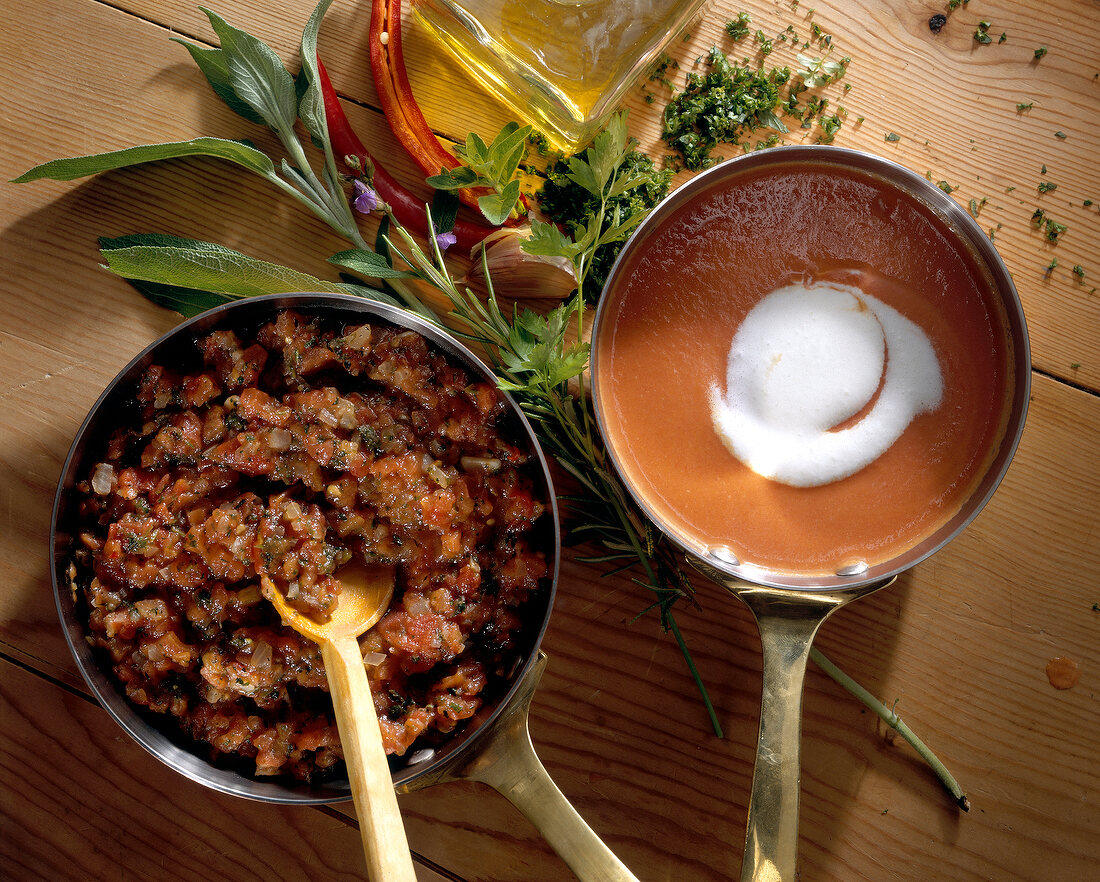 Teigwaren. Pikante Tomatensoße und eine sahnige Tomatensoße