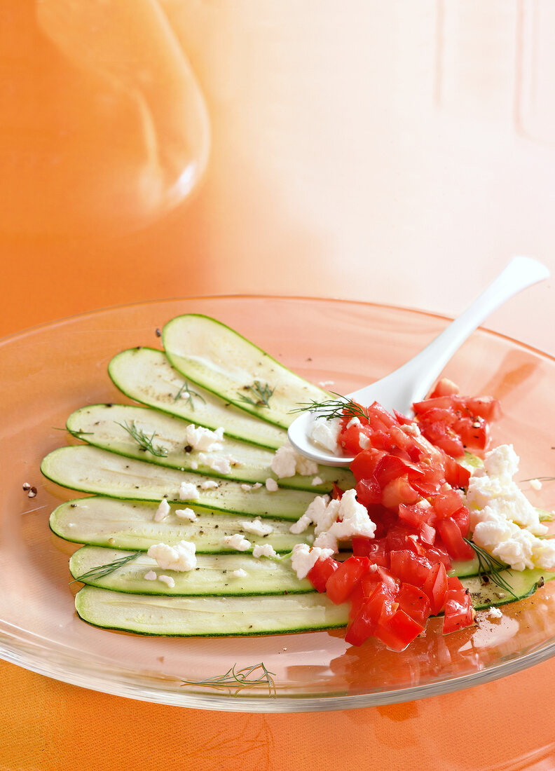 Zucchini-Carpaccio mit Tomaten 