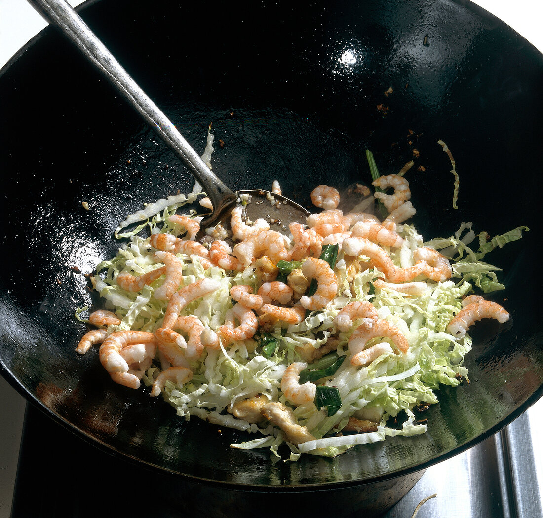 Teigwaren. Bami-goreng wird zubereitet, Step 5