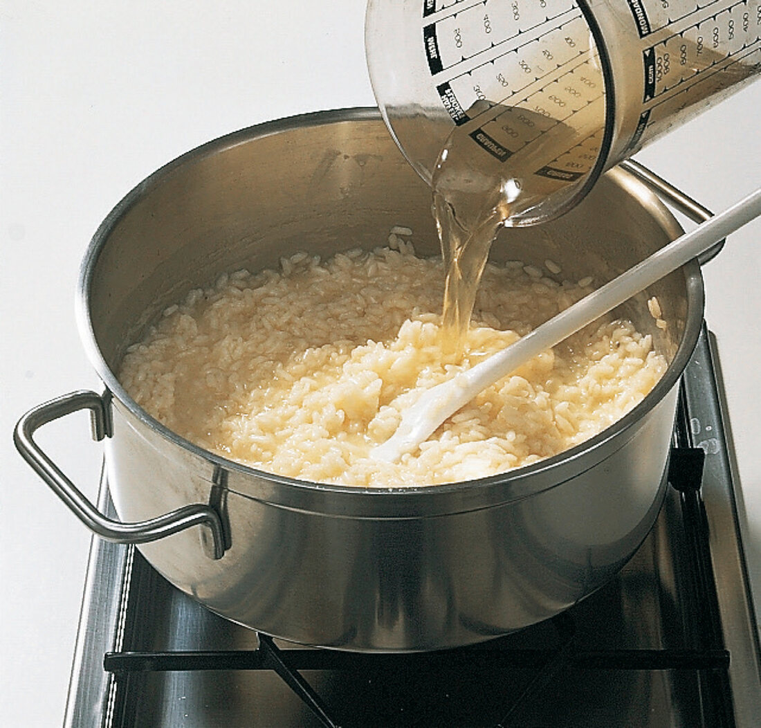 Kochen aus aller Welt, Step5 Brühe in Topf mit Reis zugießen