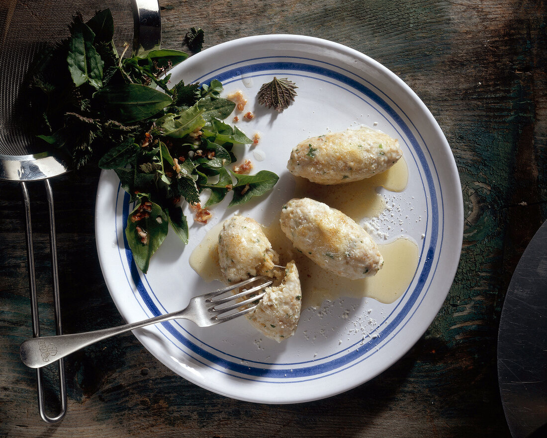 Kasnocken and fresh green salad on plate