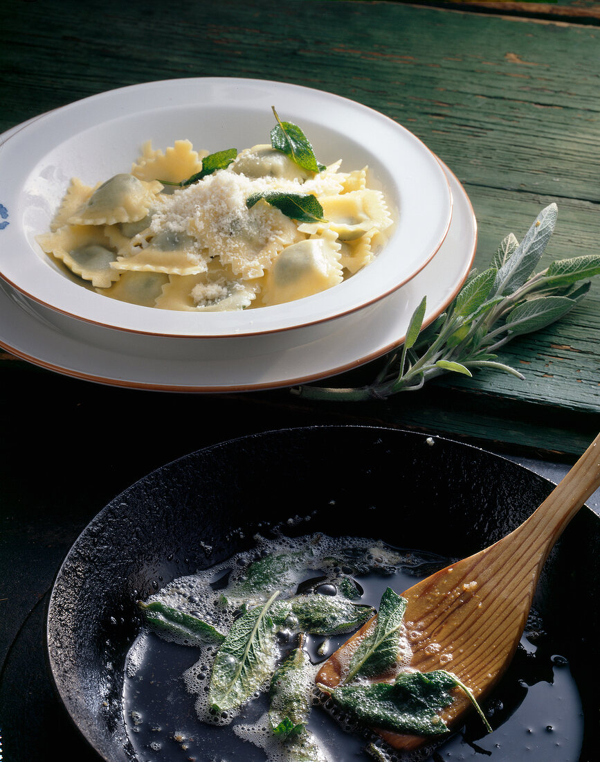 Nudeln aus aller Welt, Ravioli alla salvia, Salbeiblätter in Pfanne