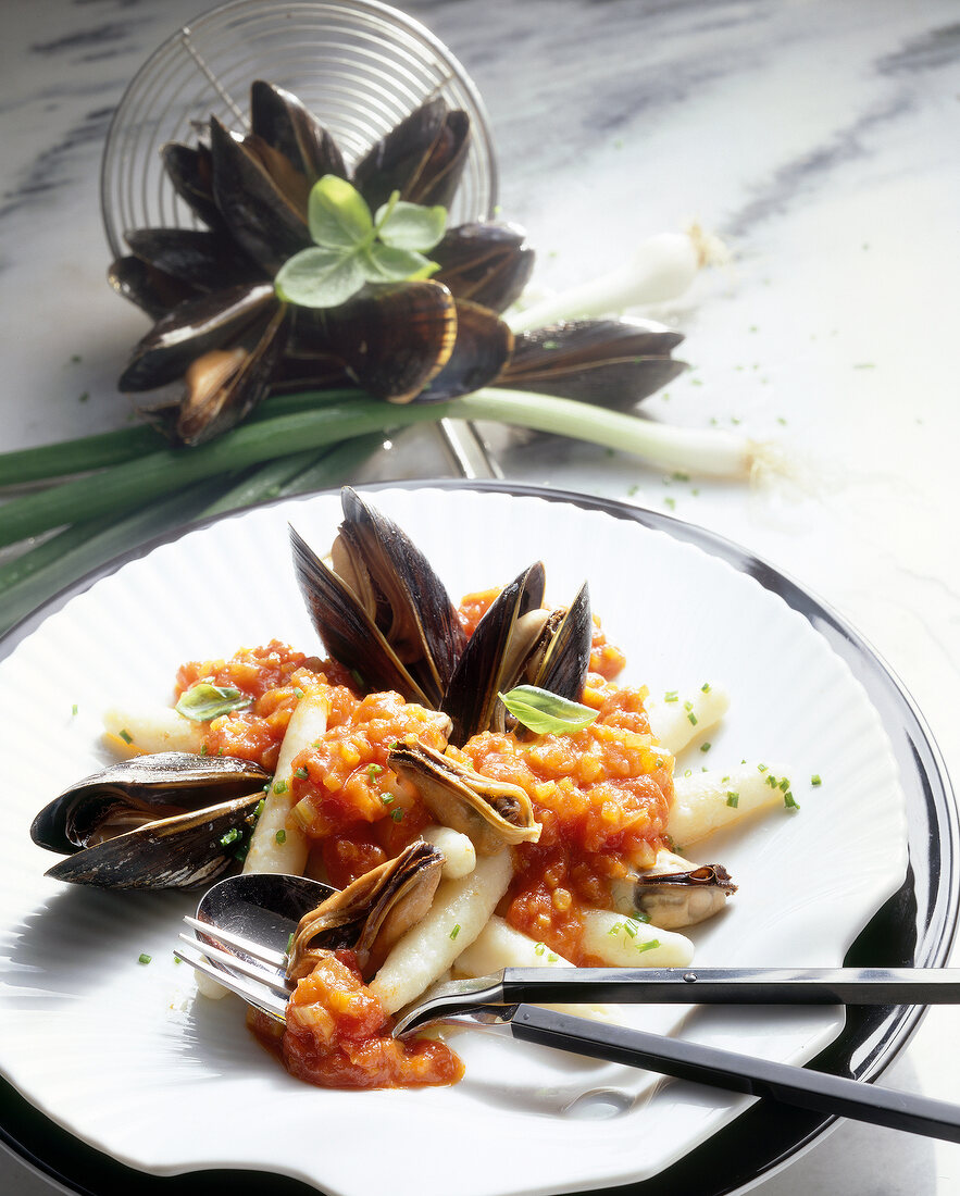 Nudeln aus aller Welt, Orec- chiette mit Rauke, Oliven, Pecorino