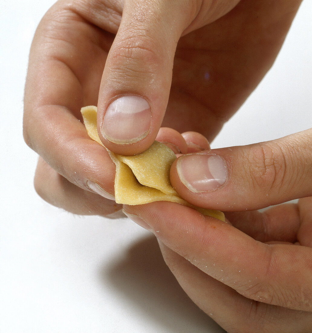 Teigwaren. Tortellini formen, zu einem Dreieck falten, Step 1