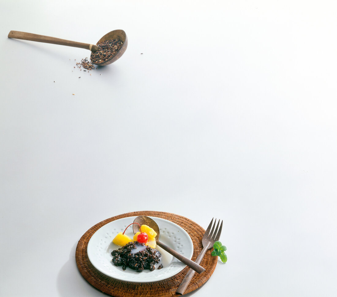https://media01.stockfood.com/largepreviews/MzE1MTk4NzYy/10167702-Desserts-aus-aller-Welt-Reis-pudding-m-Fruechten-u-Kokossauce.jpg