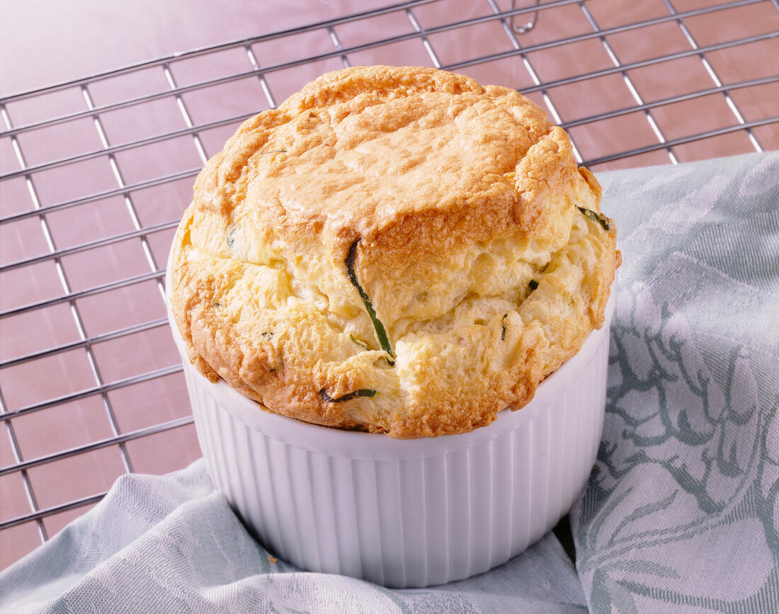 Ein Geflügel-Champignon-Souffle auf einem Kuchengitter