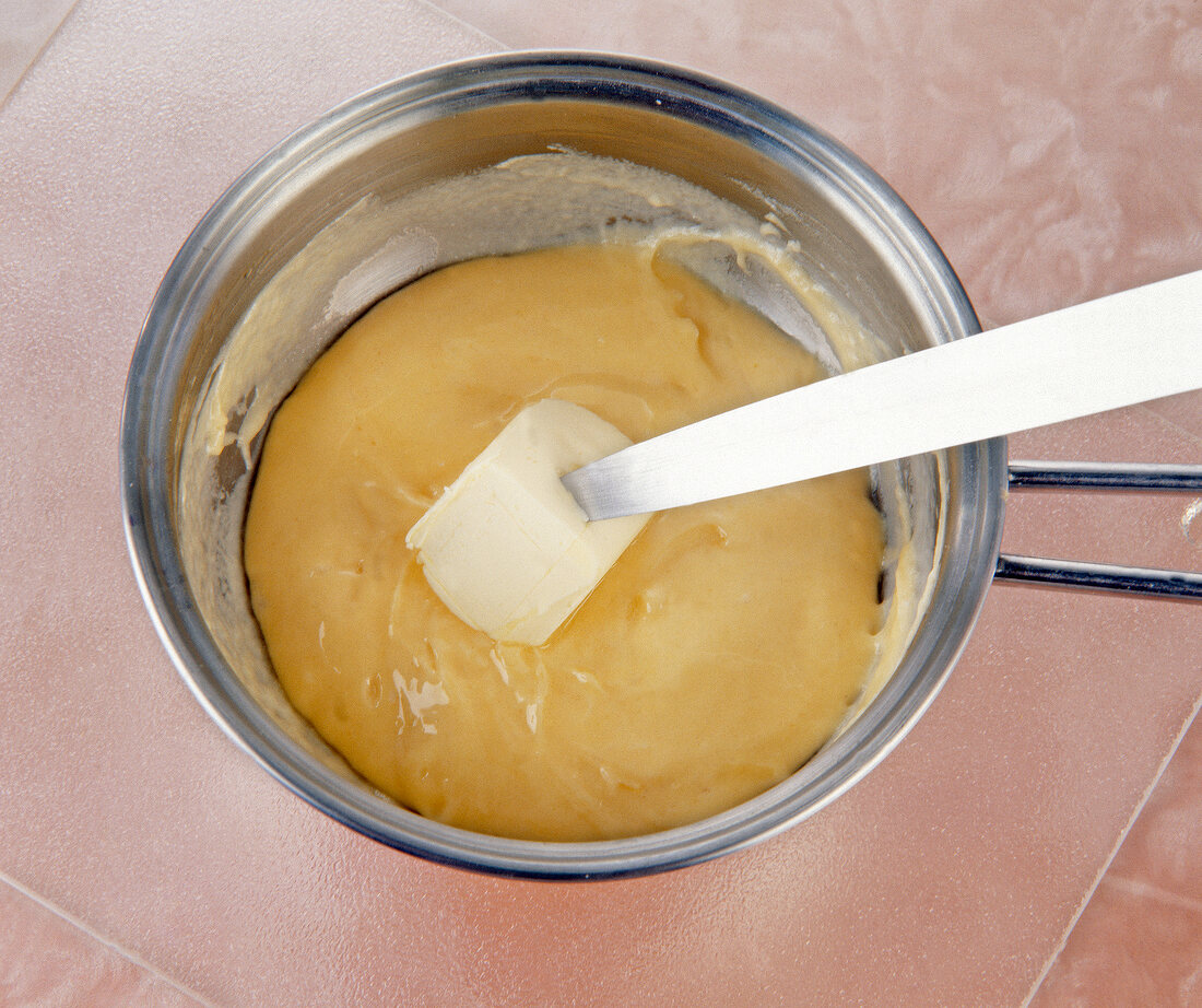 Mit einem Messer mit Butter die Soufflemasse bestreichen, Step 1