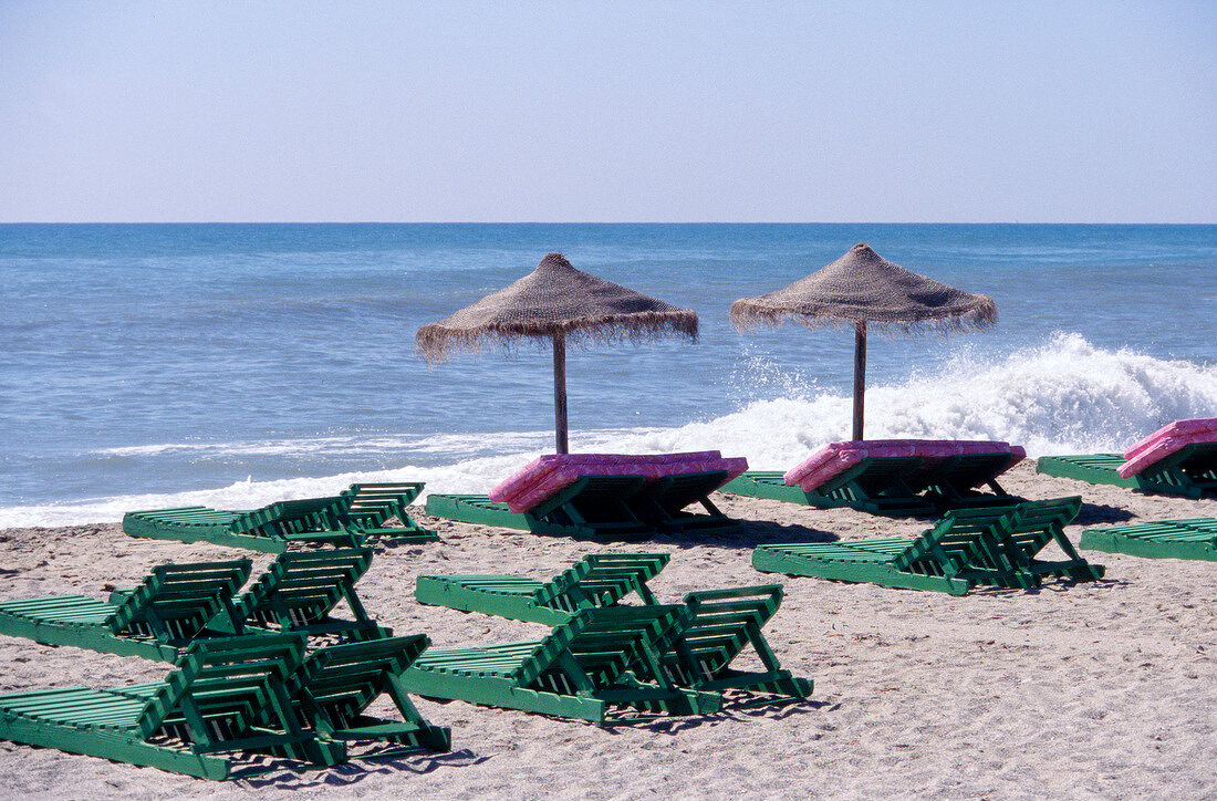 Almeria: Strand mit Sonnenliegen und Sonnenschirmen, Roquetas de Mar
