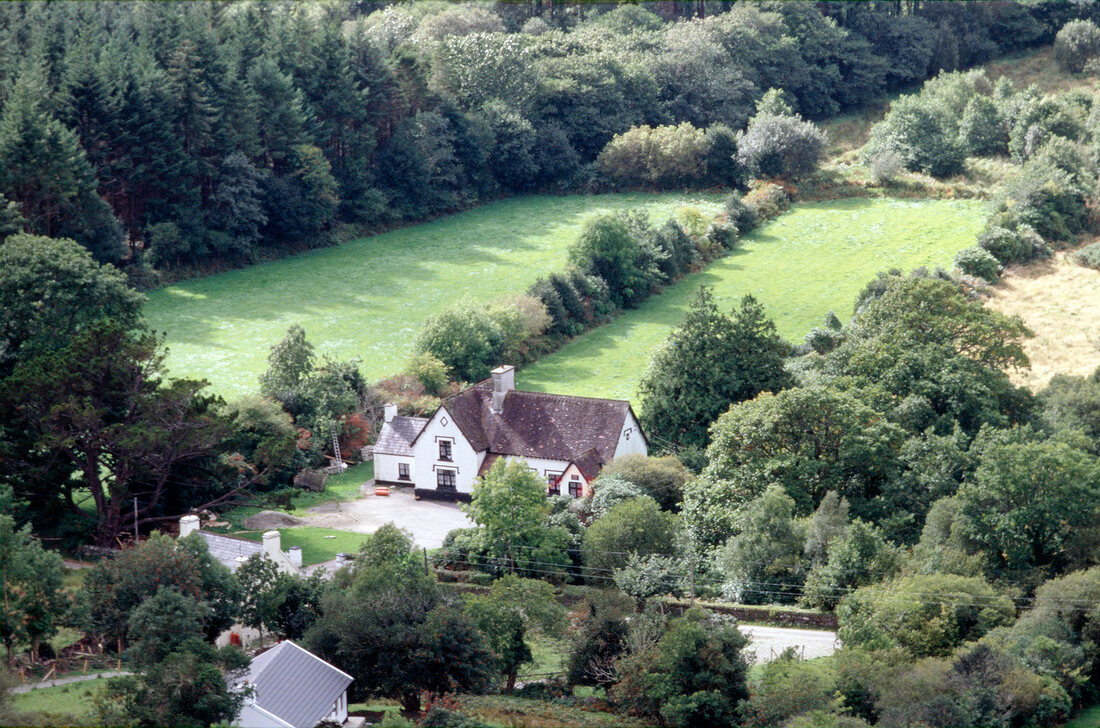 Grüne Landschaft mit einem großen Landhaus in Südwest-Irland