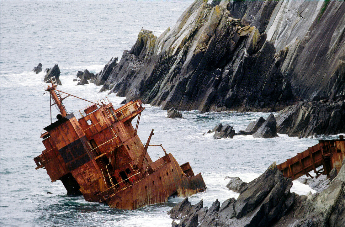 Gestrandetes Schiff an der Küste der Dingle-Halbinsel in Südwest-Irland