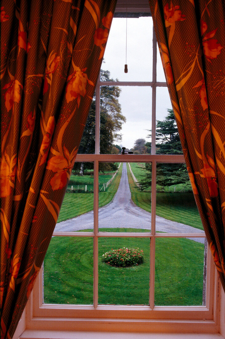 Blick aus einem Fenster in den Garten des Carnelly House, Irland